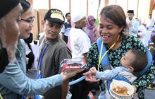 Prabowo Bagikan Mainan ke Anak-Anak saat Open House Istana, Ada Robot-robotan hingga Boneka