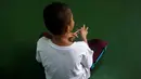 Seorang anak saat menjalani pemulihan di sebuah pusat rehabilitasi narkoba milik pemerintah di Taguig, Metro Manila, Filipina, (12/12). Filipina di bawah kepemimpinan Presiden Rodrigo Duterte gencar memerangi narkoba. (REUTERS/Erik De Castro)