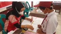Ratusan Paket Smartphone dan Kuota Internet Dibagikan buat Bantu Siswa SD Kesulitan Belajar Online