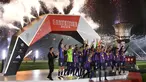 Para pemain Barcelona berselebrasi dengan trofi usai menjuarai final Piala Super Spanyol di Stadion King Fahd, di Riyadh, Arab Saudi, Senin (16/1/2023). Barcelona menjadi juara setelah berhasil mengalahkan Real Madrid 3-1 pada laga final, Minggu (16/1) dini hari WIB. (AP Photo/Hussein Malla)