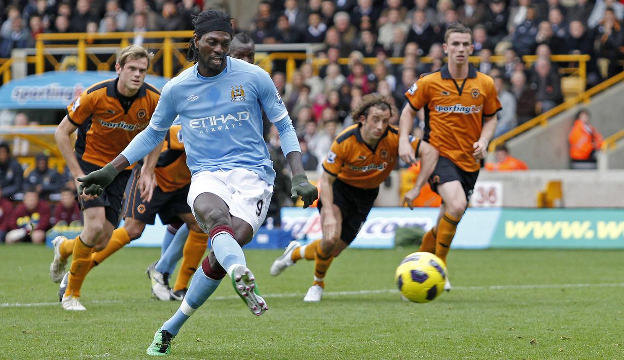 Emmanuel Adebayor. Striker Togo berusia 38 tahun yang saat ini masih bermain bersama AC Semassi FC sejak awal musim 2021/2022 ini tercatat pernah menjadi milik Manchester City selama 3 musim mulai 2009/2010 hingga 2011/2012. Saat Manchester City menjuarai Liga Inggris pada musim 2011/2012 ia tengah dipinjamkan The Citizens ke Tottenham Hotspur, yang akhirnya dipermanenkan Spurs pada musim berikutnya. (AFP/Ian Kington)