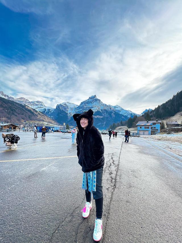 Pertama Kali Ketemu Salju, Ini 7 Potret Happy Asmara Jalan-Jalan ke Eropa