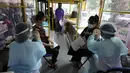 Petugas kesehatan memberikan dosis vaksin COVID-19 AstraZeneca COVID-19 di dalam unit vaksinasi keliling di Bangkok, Thailand, Rabu (8/9/2021). Otoritas kesehatan Bangkok meluncurkan unit vaksinasi keliling pertama untuk mendukung kampanye vaksinasi di masyarakat. (AP Photo/Sakchai Lalit)