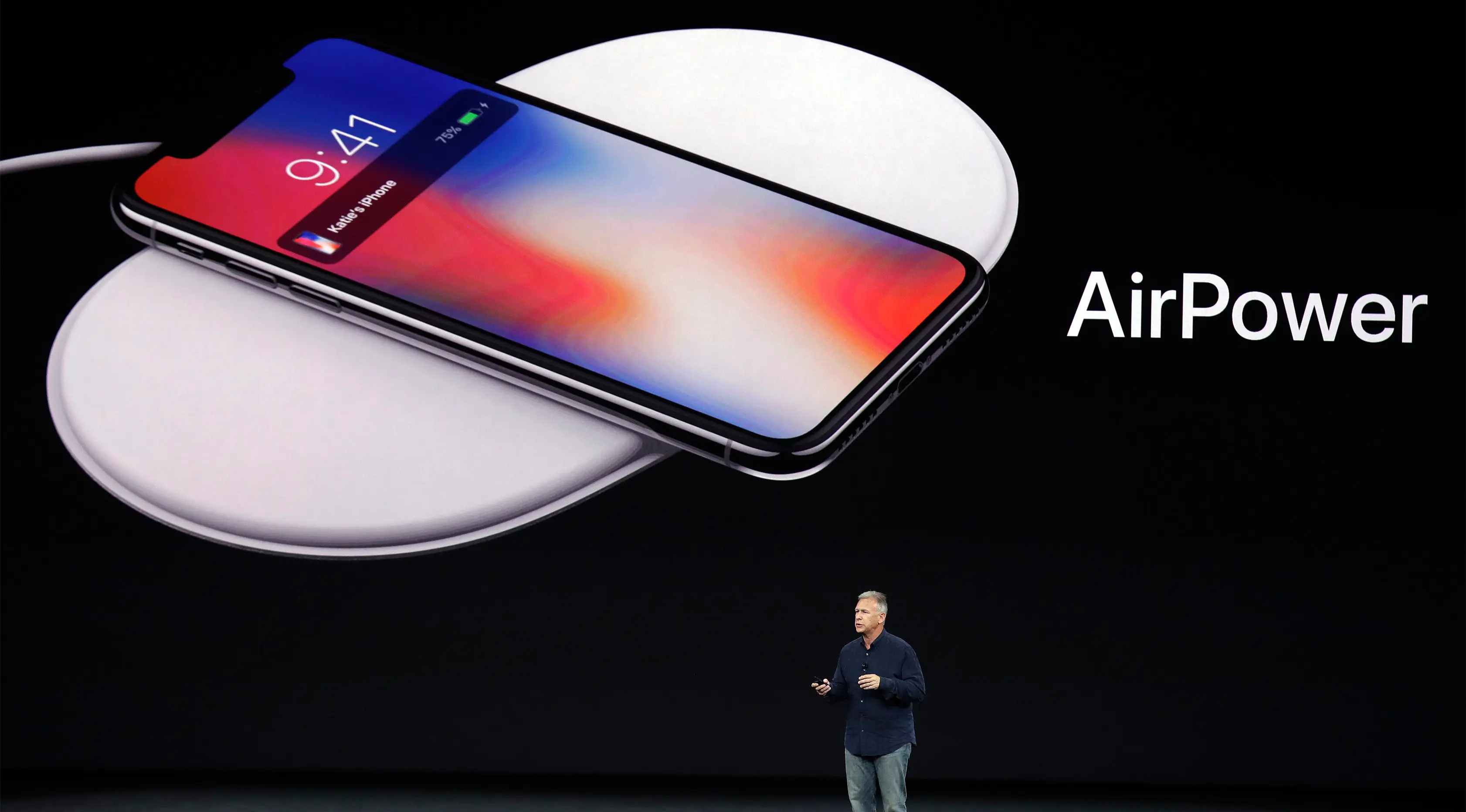 Phil Schiller menjelaskan tampilan iPhone X saat peluncurannya di Steve Jobs Theatre, California, Selasa (12/9). Produk yang dikabarkan akan beredar 3 November 2017 ini dibanderol dengan harga termurah 13 juta rupiah. (AP Photo/Marcio Jose Sanchez)