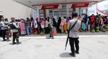 Warga antre membeli tabung gas 3 kg saat operasi pasar elpiji di SPBU Ki Hajar Dewantara di Palu, Sulawesi Tengah, Senin (8/10). Pertamina melakukan operasi pasar elpiji pascagempa dan tsunami Palu.  (Liputan6.com/Fery Pradolo)