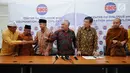 Presidium IRC, Din Syamsuddin (keempat kiri) bersama tokoh lintas agama usai membacakan pernyataan sikap di Jakarta, Kamis (7/9). Mereka menilai kekerasan atas etnis Rohingya sebagai pelanggaran HAM berat. (Liputan6.com/Helmi Fithriansyah)