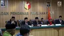 Ketua Bawaslu Abhan bersama empat Anggota Bawaslu Fritz Edward Siregar, Mochammad Afifuddin, Ratna Dewi Pettalolo, dan Rahmat Bagja saat memimpin sidang Putusan Gugatan Oesman Sapta ODang terhadap KPU, Jakarta, Rabu (9/1). (Liputan6.com/Johan Tallo)