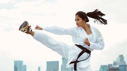 Bermain dalam serial laga Serigala Terakhir, ia beraduk akting dengan berbagai aktor dan aktris senior lainnya. Seperti Abimana Aryasatya dan Wulan Guritno. Di serial ini pun ia banyak melakukan aksi laga yang memang banyak disukai oleh penggemarnya. (Liputan6.com/IG/@clarestaufan)