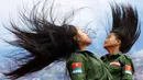 Dua prajurit wanita Tentara Negara Persatuan WA saat menari dalam sebuah acara di Pansang, wilayah pemberontak Wa di Myanmar pada 1 Oktober 2016. Kelompok Wa merupakan pemberontak yang paling kuat di Myanmar. (Reuters/Soe Zeya Tun)