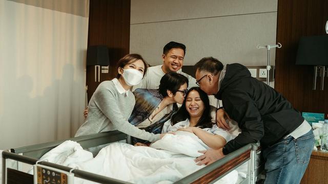 Clairine Clay Melahirkan