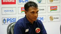 Pelatih Perseru, Alexander Saununu. (Bola.com/Aditya Wany)