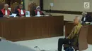 Mantan Dirjen Hubla Kemenhub, Antonius Tonny Budiono menyimak pembacaan dakwaan pada sidang perdana di Pengadilan Tipikor, Jakarta, Kamis (18/1). Sidang beragendakan pembacaan dakwaan oleh Jaksa Penuntut Umum. (Liputan6.com/Helmi Fithriansyah)