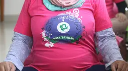 Seorang perempuan hamil yang mengenakan masker mengikuti senam hamil di Rumah Sakit Ibu dan Anak Tambak, Jakarta, Sabtu (10/04/2021). Senam untuk ibu hamil mulai dilaksanakan secara offline setelah para petugas medis menerima vaksinasi Covid-19. (Liputan6.com/Herman Zakharia)