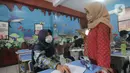 Guru saat mengajar di SMP Negeri 1 Kota Tangerang, Kamis (12/5/2022). Sekolah di Kota Tangerang mulai menggelar pembelajaran tatap muka (PTM) setelah libur lebaran 2022. (Liputan6.com/Angga Yuniar)