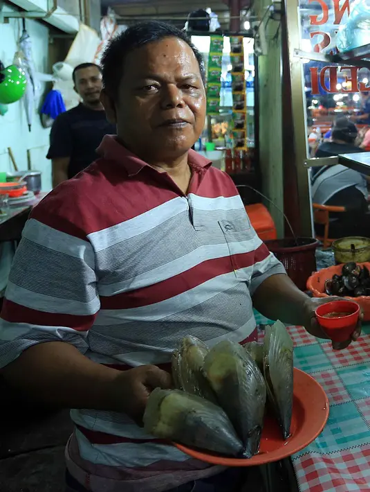 Pak Edy, Seorang penjual kerang rebus. Meski pernikahan di gelar di Medan tak berimbas pada dagangannya, ia mengaku senang dengan acara pernikahan putri Presiden tersebut di Medan. Semoga hal ini membawa kebaikan untuk Medan. (Deki Prayoga/Bintang.com)