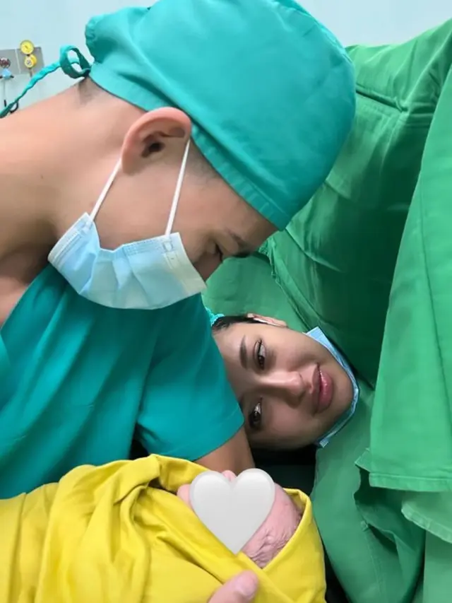 Dali Wassink Kekasih Jennifer Coppen Gendong Anak