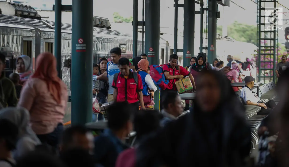 Porter menawarkan jasa mengangkut barang bawaan pemudik dI Stasiun Gambir, Jakarta, Minggu (9/6/2019). Pada H+4 Lebaran yang merupakan puncak arus balik lebaran, sebanyak 78.249 orang tiba di Jakarta melalui Stasiun Gambir sejak 6 Juni 2019 sampai dengan hari ini. (Liputan6.com/Faizal Fanani)