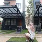 Pengunjung mengabadikan foto rumah di sela paparan strategi perencanaan pengembangan proyek Synthesis Huis di Cijantung, Jakarta (1/12/2022) (Liputan6.com)