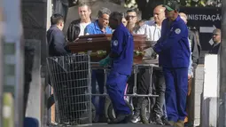 Pilot pesawat yang jatuh di Brasil pekan lalu  menjadi orang pertama yang dimakamkan di antara 62 korban, sementara pihak berwenang terus berupaya untuk menentukan apa sebenarnya penyebab kecelakaan itu. (AP Photo/Andre Penner)