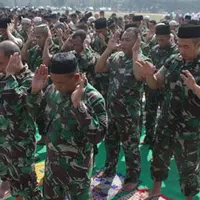 Tak bisa mengantarkan langsung jenazah prajurit yang jadi korban jatuhnya helikopter di Poso, para TNI lakukan salat gaib.