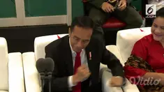 Saat Via Vallen membawakan lagu resmi berjudul 'Meraih Bintang', seluruh isi stadion GBK langsung bergoyang mengikuti irama, tak terkecuali Jokowi yang peragakan 'Goyang Dayung'.