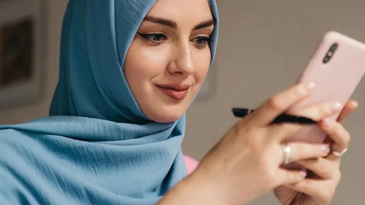 Namun, bagi yang menggunakan makeup waterproof, membersihkannya sebelum berwudhu adalah solusi agar air dapat mencapai anggota wudhu dengan sempurna.