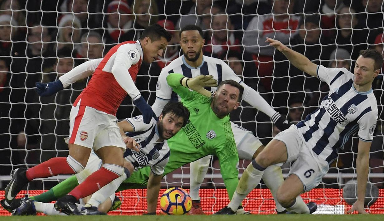 8. Penyerang Arsenal, Alexis Sanchez, berusaha membobol gawang west Bromwich Albion pada laga Premier League di Stadion Emirates, Inggris, Senin (26/12/2016). (Reuters/Toby Melville)