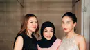 Pasalnya, istri Pratama Arhan itu pulas wajahnya dengan glow finish look dan lipstik bold [@azizahsalsha_]