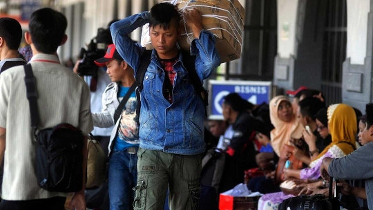 Pemudik mengantre panjang di Stasiun Senen