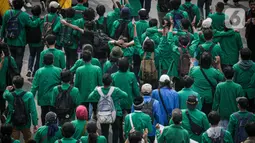 Massa mahasiswa sejumlah aliansi mulai mendatangi kawasan sekitar Gedung DPR untuk berunjuk rasa di Jakarta, Senin (11/4/2022). Diketahui, ada empat tuntutan yang disuarakan dalam aksi mahasiswa, salah satunya menolak penundaan pemilu 2024 atau masa jabatan 3 periode. (Liputan6.com/Faizal Fanani)