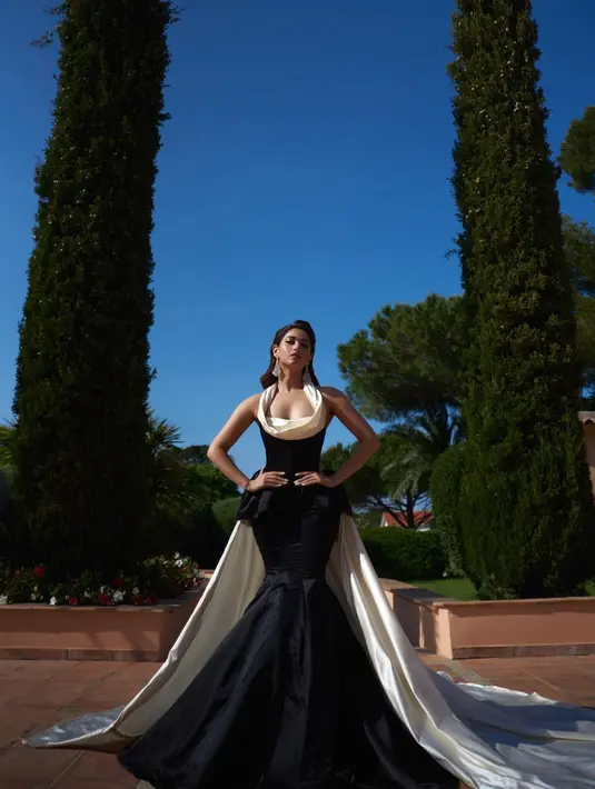 Tamannaah Bhatia memulai debutnya di Cannes dengan gaun dari Gauri & Nainika yang memeluk tubuhnya dalam balutan hitam dan putih. Memiliki plunging neckline yang menjuntai dan desain rumit yang meningkatkan tampilannya.  (Foto: Instagram @tamannaahspeaks)