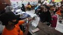 Petugas memotret warga penerima Bantuan Sosial Tunai (BST) di SDN Pondok Cabe Udik 03, Tangerang Selatan, Rabu (28/07/2021). Lebih dari dari 1800 warga mendapatkan BST yang dirapel dua bulan sekaligus dengan total Rp600ribu. (merdeka.com/Arie Basuki)