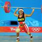 Atlet angkat besi Lisa Raema Rumbewas hanya menempati peringkat empat di Olimpiade Beijing 2008. AFP PHOTO/JUNG YEON-JE JUNG YEON-JE / AFP