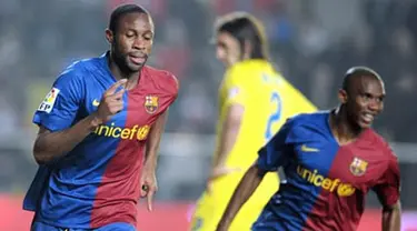 Barcelona&#039;s Seydou Keita of Mali (L) celebrates after scoring a goal during their Spanish league football match against Villareal at Madrigal Stadium in Villarreal on December 21, 2008. AFP PHOTO/DIEGO TUSON 