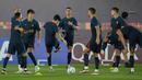 Cristiano Ronaldo (tengah) melakukan pemanasan dengan rekan satu timnya selama pelatihan resmi Portugal menjelang pertandingan sepak bola Piala Dunia grup H antara Portugal dan Ghana di tempat pelatihan Al Shahaniya SC, Al Shahaniya, Qatar, Rabu (23/11/2022). Dalam pertandingan nanti timnas Portugal akan berhadapan dengan Thomas Partey dan kawan-kawan. (AP Photo/Lee Jin-man)