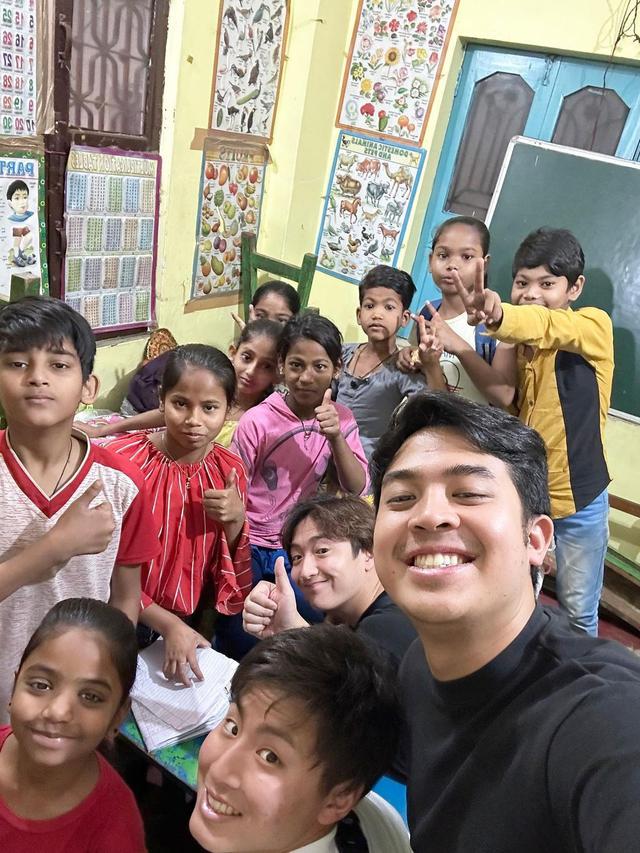 6 Potret Jerome Polin di India, Momen Naik Taksi Online Bikin Ngakak