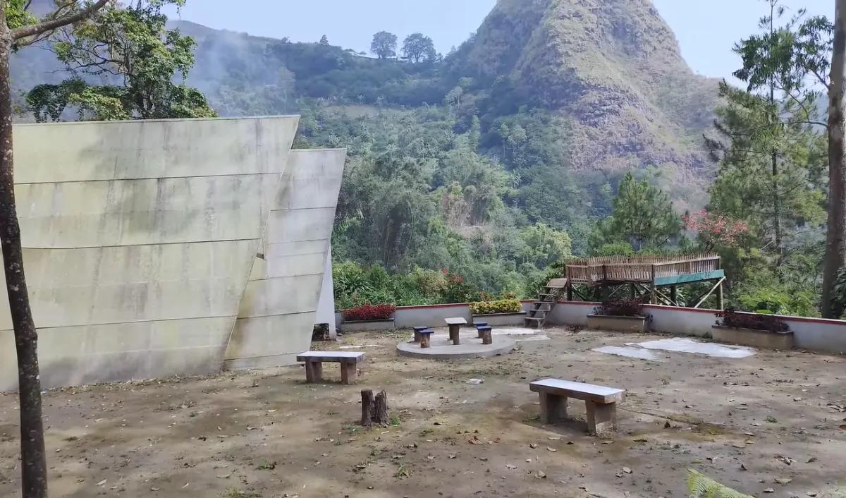 Melewati jalur <i>trekking&nbsp;</i>yang asyik