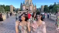Fuji Liburan Bareng Bridesmaid Azizah Salsha di Disneyland (Sumber: Instagram/fuji_an)