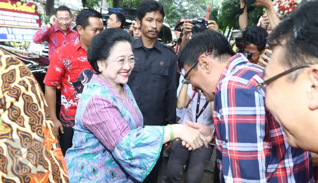 Cawagub DKI, Djarot Saiful Hidayat menyambut kedatangan  Ketum PDIP, Megawati Soekarnoputri pada HUT Banteng Muda Indonesia ke-17 di Posko BMI, Menteng, Jakarta, Kamis (30/3). Acara itu dibarengi dengan peresmian kantor DPP BMI (Liputan6.com/Helmi Afandi)