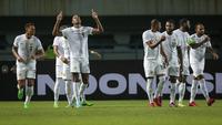 Para pemain Timnas Curacao merayakan gol pertama ke gawang Timnas Indonesia yang dicetak Rangelo Maria Janga dalam laga uji coba FIFA Matchday antara Timnas Indonesia menghadapi Curacao di Stadion Gelora Bandung Lautan Api (GBLA), Bandung, Jawa Barat, Sabtu (24/9/2022) malam WIB. (Bola.com/Bagaskara Lazuardi)