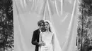 Untuk pernikahannya dengan Dylan Sprouse, model Barbara Palvin dengan hati-hati memilih setiap aspek dari pakaian pernikahannya. [Instagram/vogueweddings].