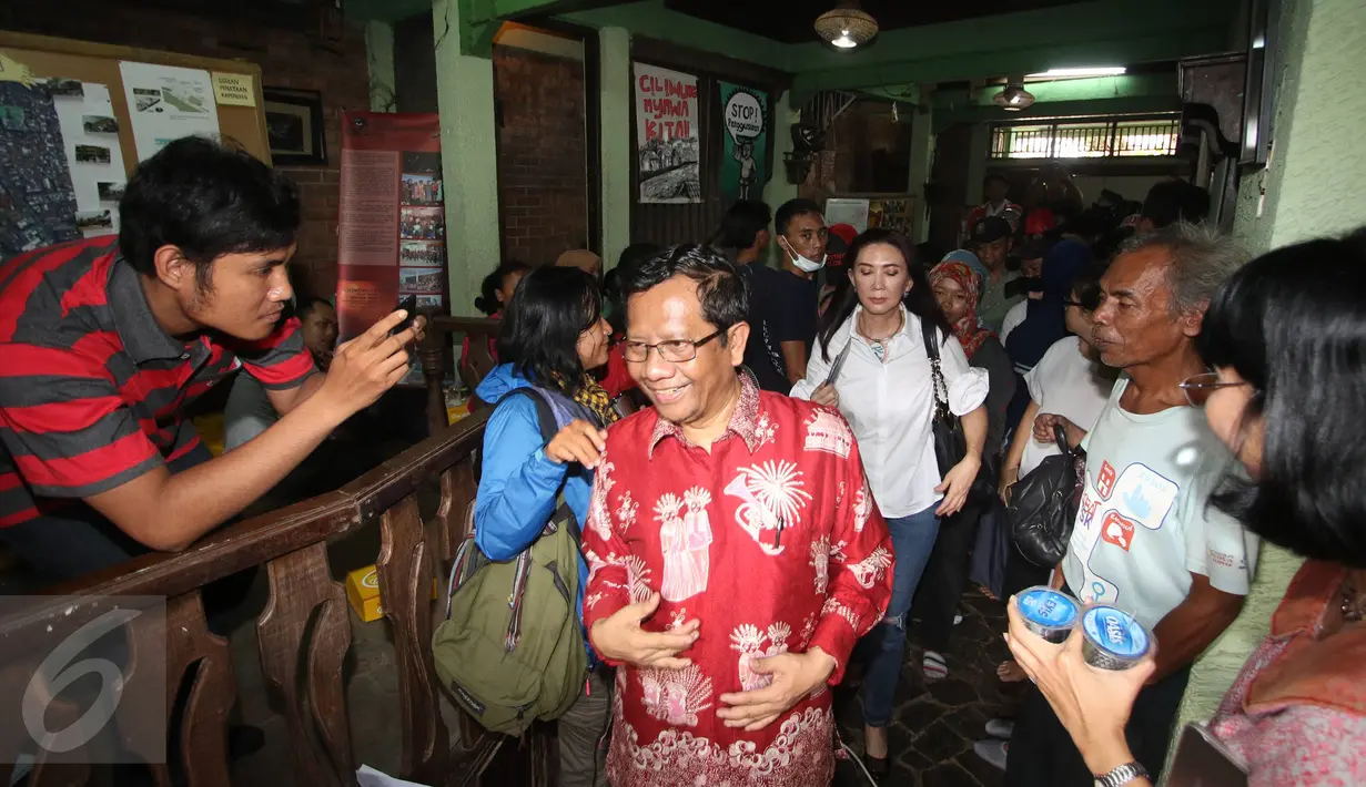 Mantan Ketua MK, Mahfud MD menghadiri diskusi bersama warga dan Komunitas Ciliwung Merdeka di Bukit Duri, Jakarta, Kamis (12/5). Diskusi terkait rencana penertiban permukiman Bukit Duri oleh Pemprov DKI pada akhir Mei 2016 (Liputan6.com/Immanuel Antonius)
