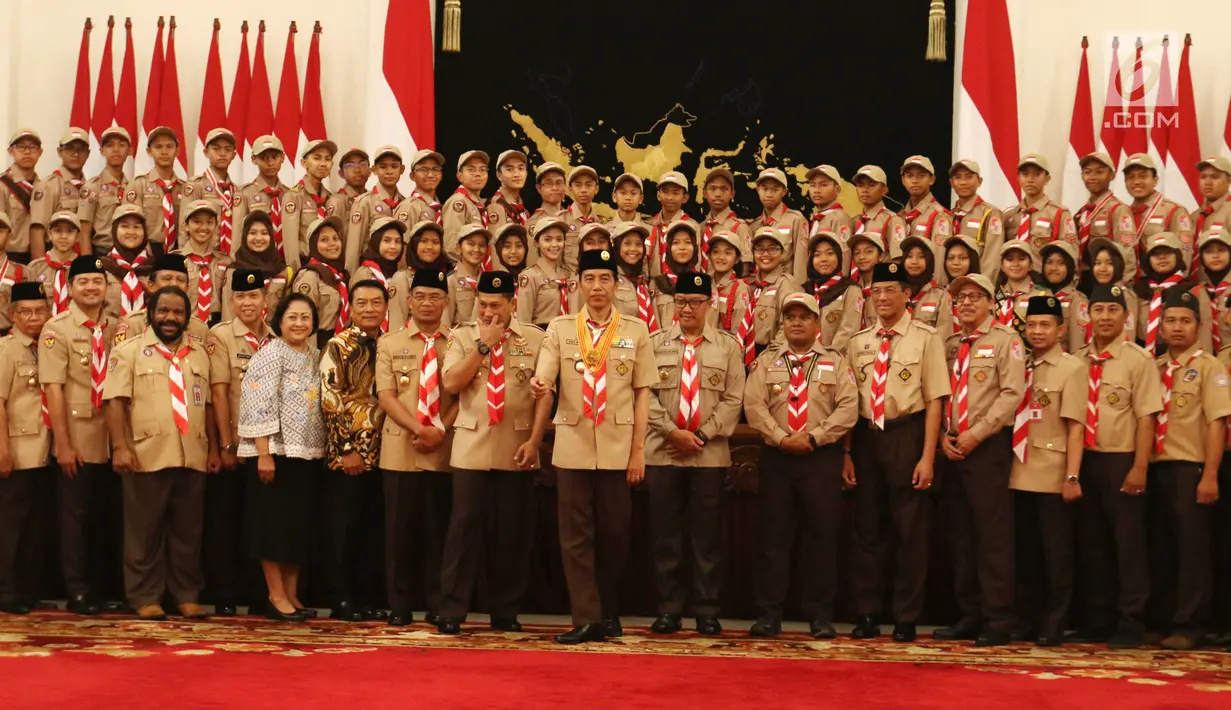 Presiden Joko Widodo (tengah) didampingi Ketua Kwarnas Pramuka Budi Waseso, Kepala Kantor Staf Kepresidenan Moeldoko, Mendikbud Muhadjir Effendy, dan Menpora Imam Nahrawi foto bersama Kontingen Gerakan Pramuka Indonesia saat upacara pelepasan di Istana Negara, Jakarta, Jumat (19/7/2019).