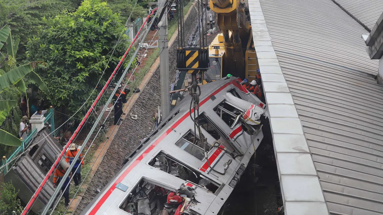 Tidak Ada Lagi Korban di Dalam Gerbong, KRL Commuter Line di Stasiun Bekasi Timur Dievakuasi