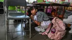 Para siswa saat ambil bagian dalam latihan gempa bumi dalam acara simulasi evakuasi mandiri dalam rangka peringatan bulan pengurangan risiko bencana di Banda Aceh, Rabu (9/10/2024). (CHAIDEER MAHYUDDIN/AFP)