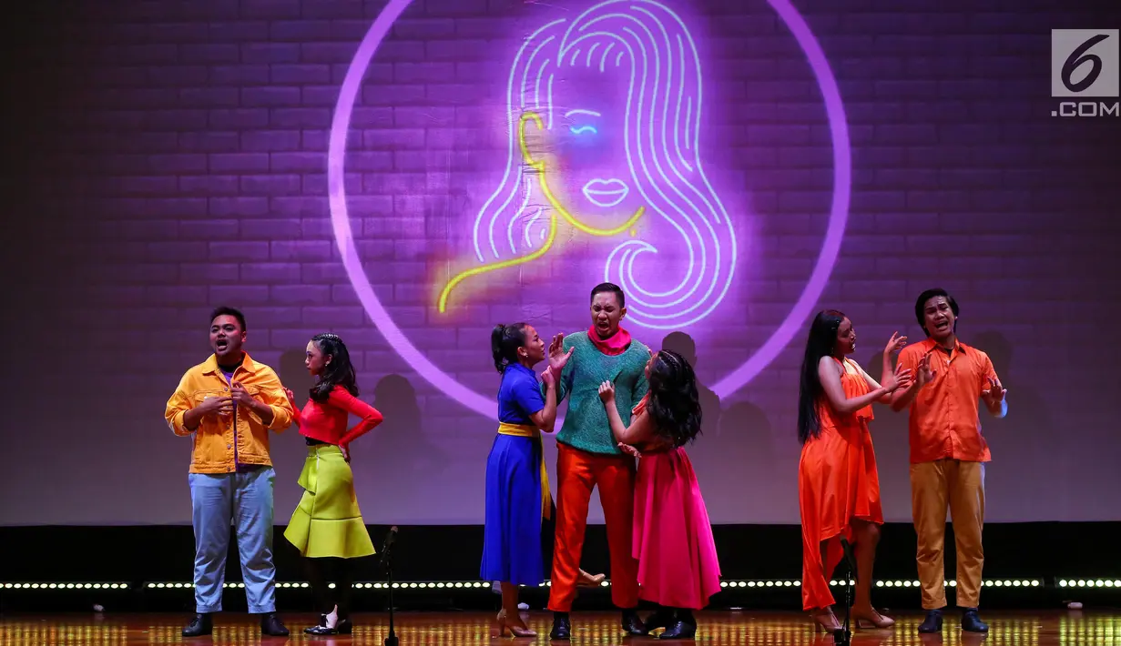 Pemain menghibur penonton pada pertunjukan broadway bertajuk What I Did For Love di Soehanna Hall, Jakarta Selasa (27/8/2019). Pertunjukan Indonesia Menuju Broadway merupakan program beasiswa pelatihan bagi seniman muda untuk mendapat ilmu panggung. (Liputan6.com/Fery Pradolo)