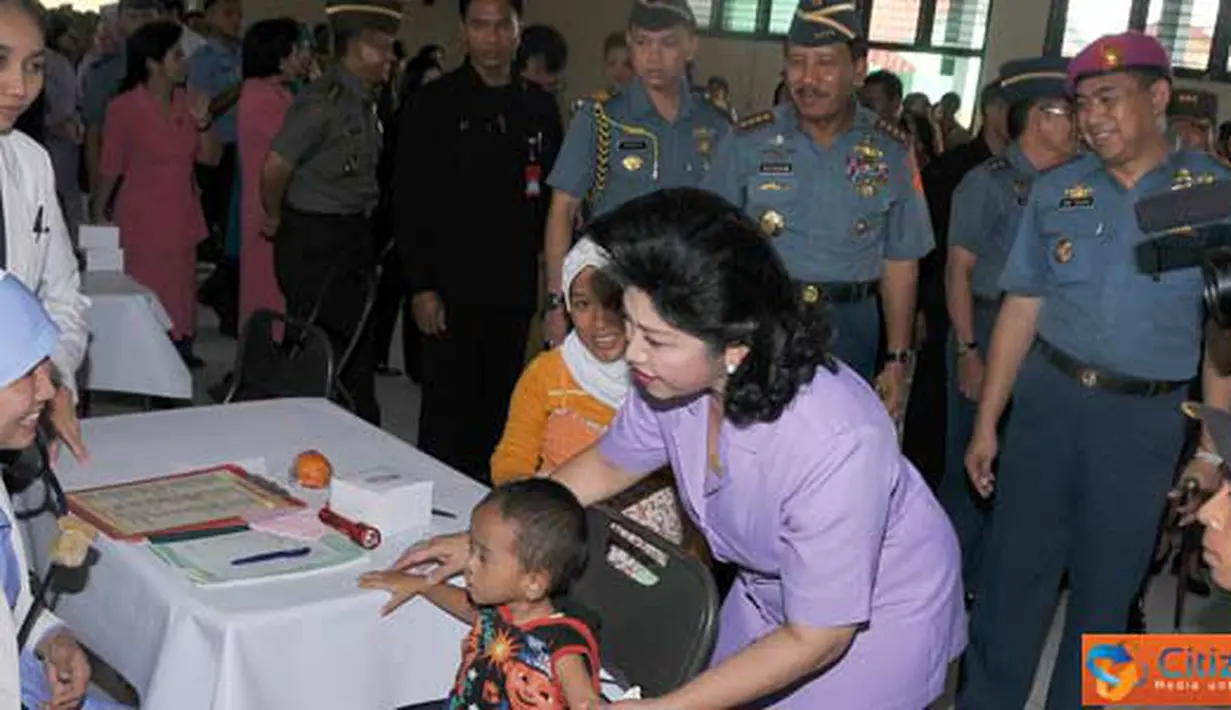 Citizen6, Bekasi: Tetty Agus Suhartono menemani seorang anak untuk memeriksa kesehatan di pengobatan gratis. (Pengirim: Badarudin Bakri Badar)