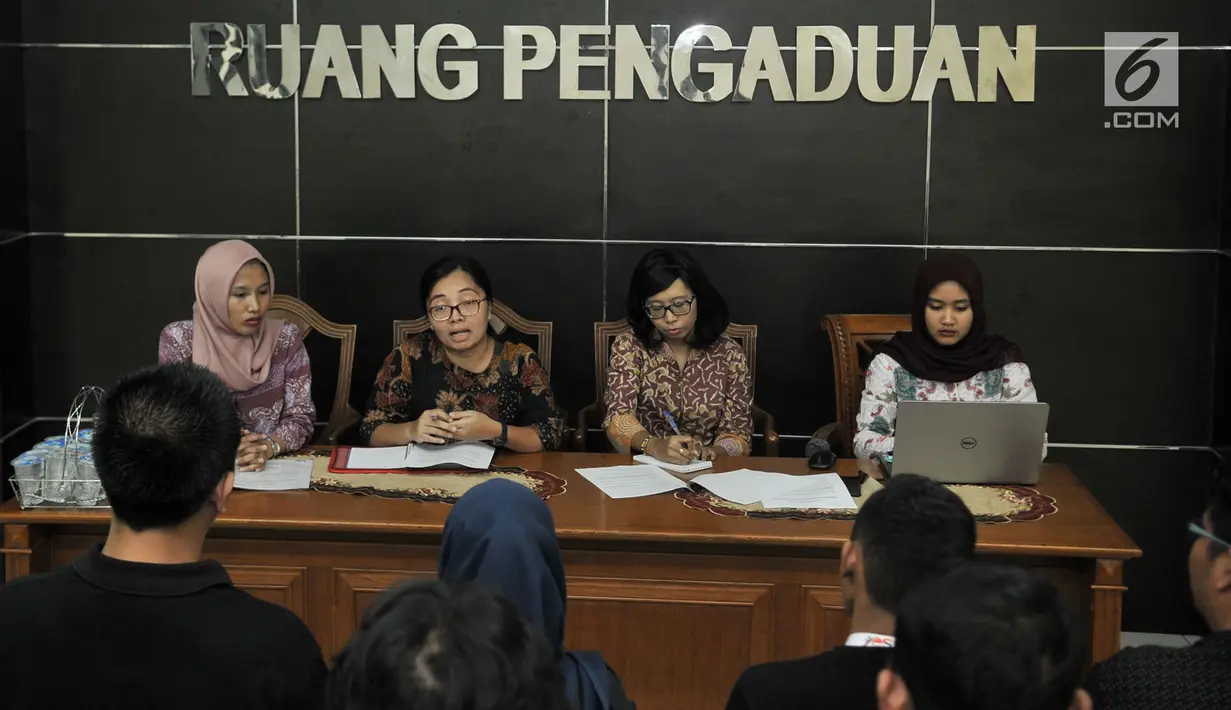 Tim Pemantau Pemilu Komnas HAM memberi keterangan saat menerima laporan Gerakan Pita Kuning Kolaborasi Millenial Nusantara (KMN) di Jakarta, Kamis (2/5). Gerakan Pita Kuning meminta Komnas HAM menetapkan peristiwa tersebut sebagai Kematian Luar Biasa. (merdeka.com/Iqbal Nugroho)