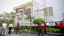 Pekerja melakukan pengecatan dinding Istana Negara di Kompleks Istana Kepresidenan, Jakarta, Rabu (19/8). Pengecatan tersebut merupakan kegiatan perawatan rutin dari sejumlah bangunan bersejarah yang ada di Istana Kepresidenan.(Liputan6.com/Faizal Fanani)