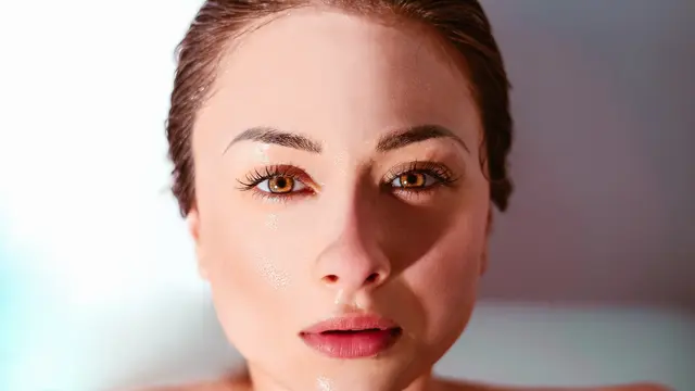 [Fimela] Mencuci Wajah